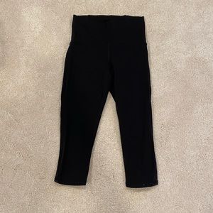 black lululemon crop leggings